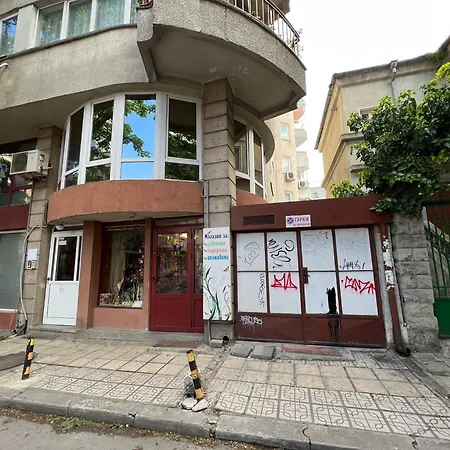 Appartement With Parking For Normal To Middle Sized Cars *