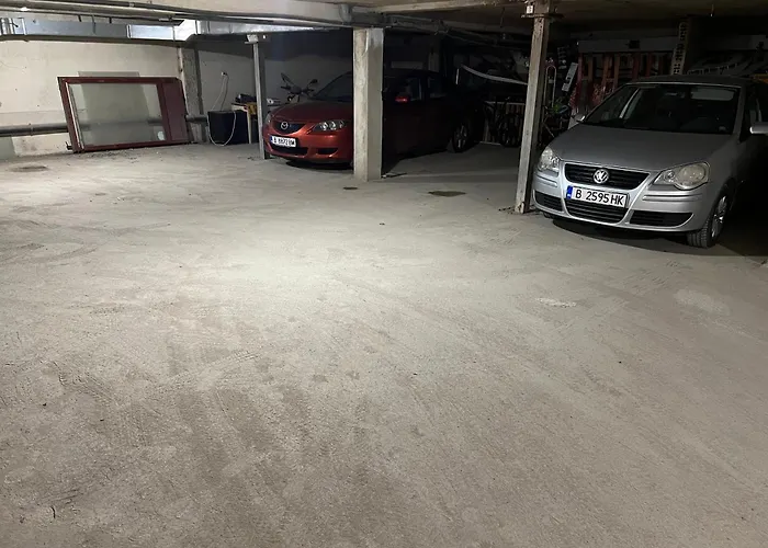 Apartament With Parking For Normal To Middle Sized Cars