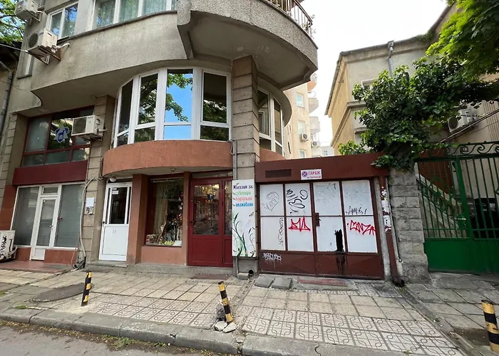 Apartament With Parking For Normal To Middle Sized Cars *